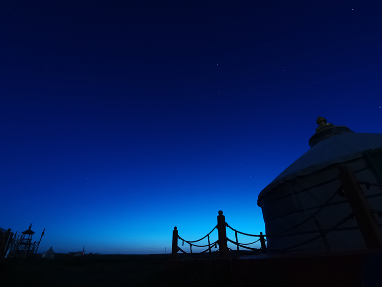 草原的夜色，美麗的蒙古包